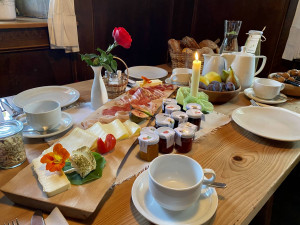 Gedeckter Frühstückstisch in unserer Bauernstube