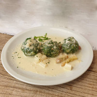 Hausgemachte Brennesselknödel mit Käsesauce & Spargeln aus eigenem Anbau