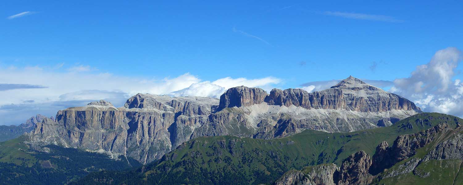 Gruppo del Sella – si presenta imponente alla fine della Val Gardena