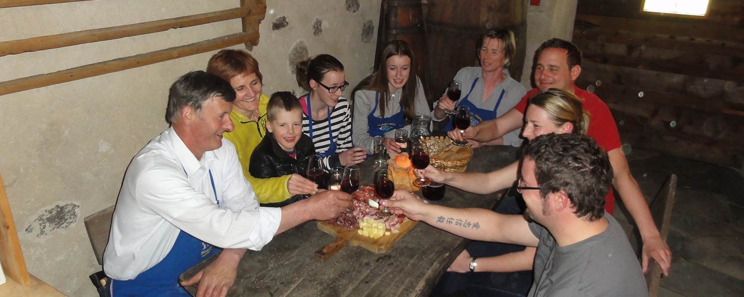 Gemütliche Runde im Keller nach getaner Arbeit beim Winkler Hof